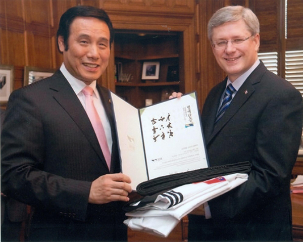 국기원, 캐나다 하퍼 총리에 명예단증 수여